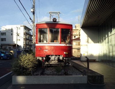 Triebwagen am Kato Center.JPG