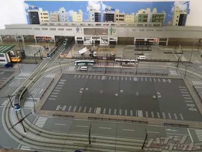 toydio_reboot01.jpg (900.63 KiB) 22349 mal betrachtet Das Diorama ist um zwei Weichen, Kreuzung und Bahndepot erweitert worden...