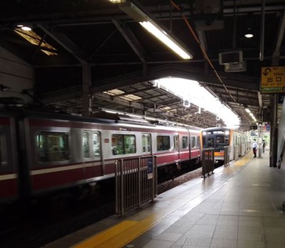 Keikyu Line in Shinagawa.JPG