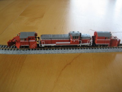 IMG_3927.JPG (80.37 KiB) 6482 mal betrachtet Tomix DE15 mit Schneepflügen