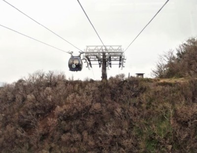 Hakone Seilbahn in Richtung Owakudani.JPG